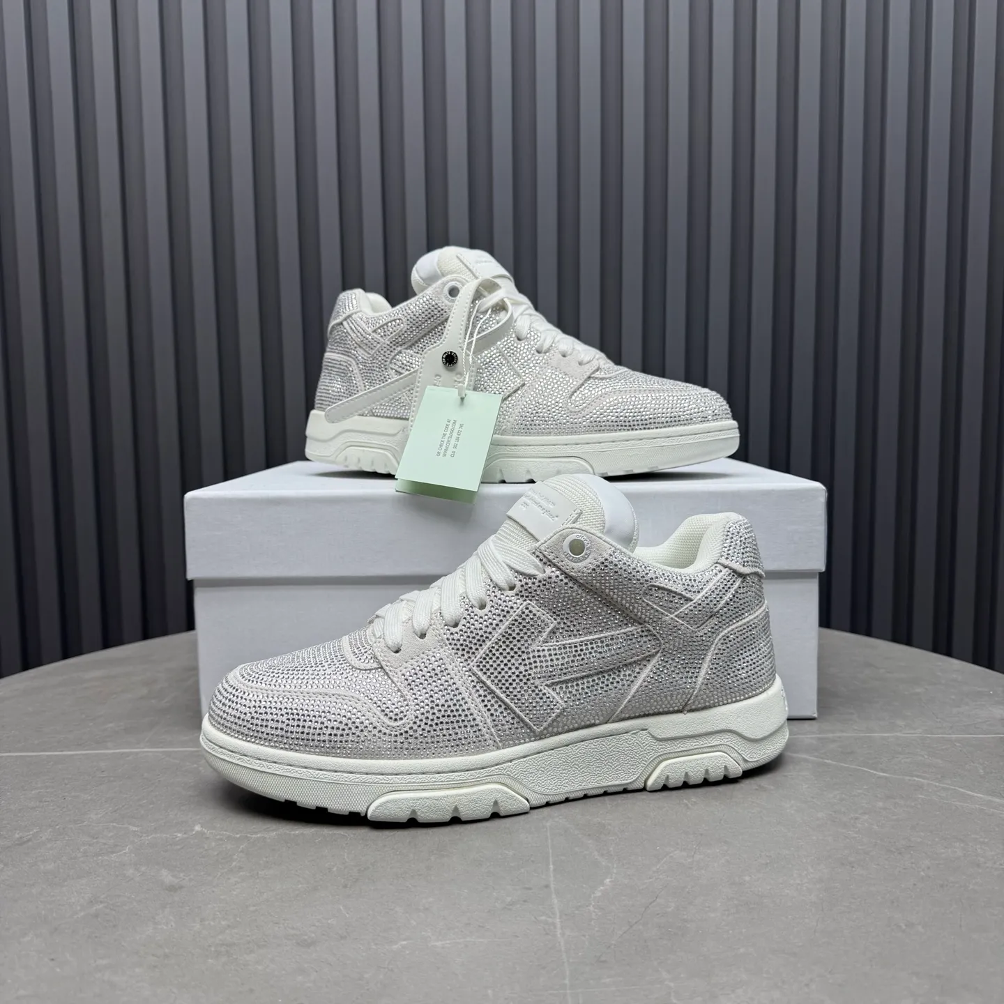 【off- white】P: 720💰Couple model👫, Size: 35-44 (Customized for men 38.45.46) High-quality version👊 "Out of office" series original molding, original lasting, production process 1:1 original ➰OFF GRAY WHITE OW ➰ first-layer cowhide imported skin-friendly and environmentally friendly polyester mesh original molding high elastic environmentally friendly molding pad Made with the original lasting process. The original molded rubber outsole (never yellows and deforms) has a super correct shape, bright color and strong three-dimensional effect👍. Packaging💯Full set of packaging synchronized with the official website (branded paper, certificate of quality, branded cloth bag)